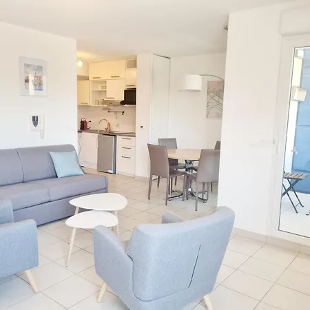Apartment A La Avec Piscine Sete